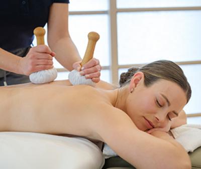 Kräuterstempelmassage